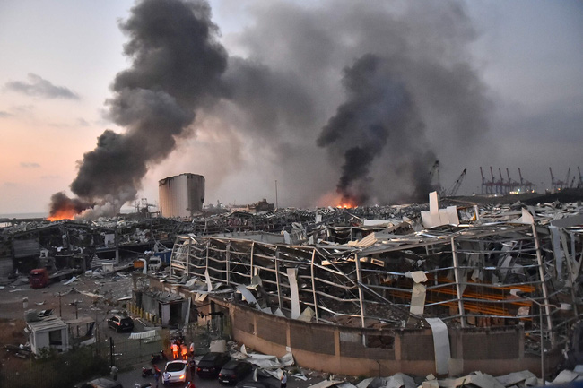 Cảnh tượng kinh hoàng như ngày tận thế sau vụ nổ làm rung chuyển thủ đô Beirut, chớp mắt đã thành vùng đất điêu tàn, chìm trong khói lửa - Ảnh 11.