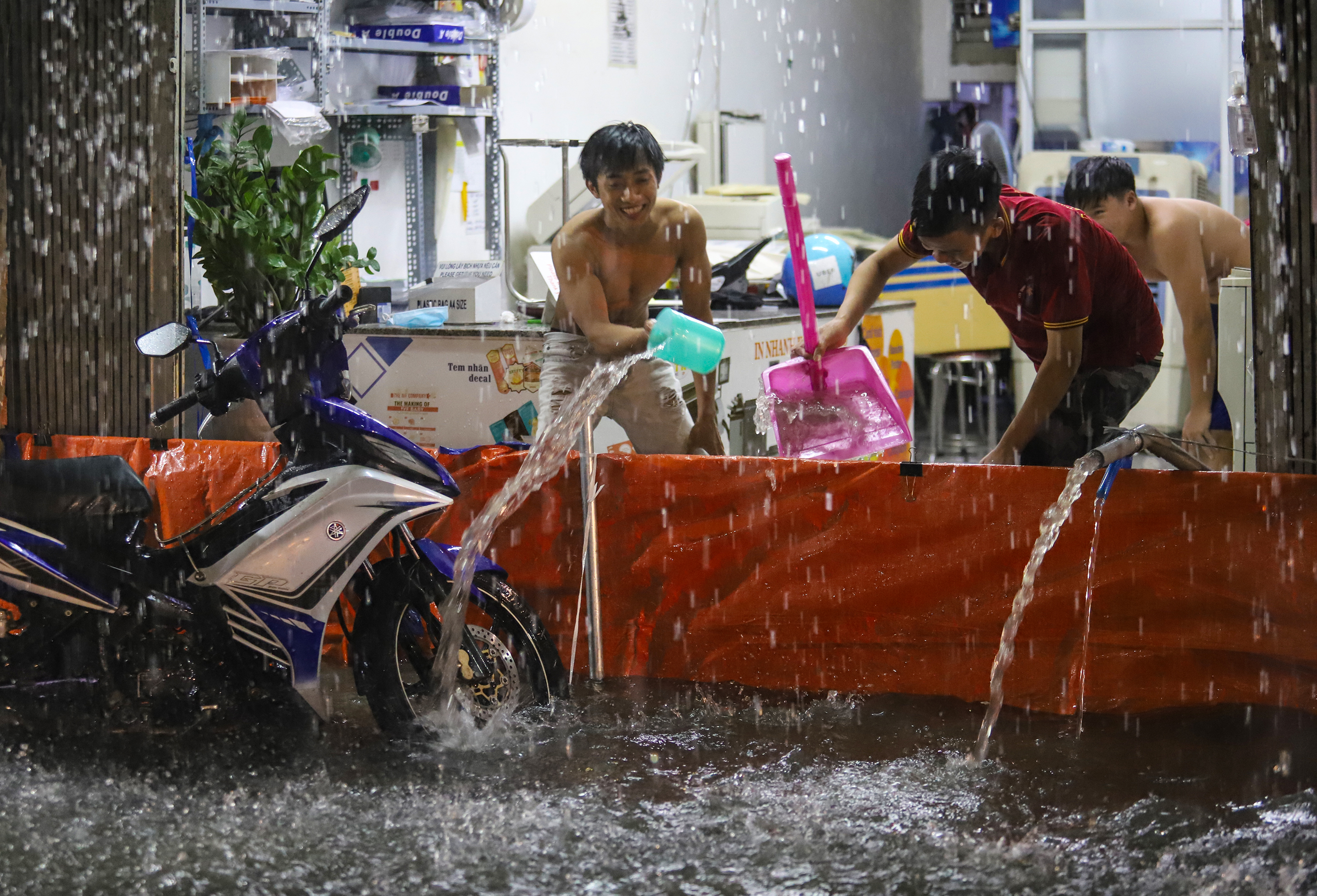 [Ảnh] Sài Gòn mưa lớn, nhiều xế hộp nổi lềnh bềnh trên đường phố - Ảnh 11.