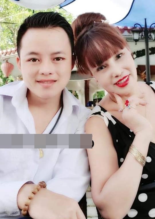 Mừng nhà mới, cô dâu 63 tuổi ở Cao Bằng dựng hẳn bia đá khắc tên hai vợ chồng khiến dân mạng choáng váng vì cho là điềm gở - Ảnh 1.