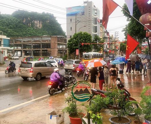 Rơi xuống cống thoát nước, 1 người đàn ông bị cuốn trôi - Ảnh 1.