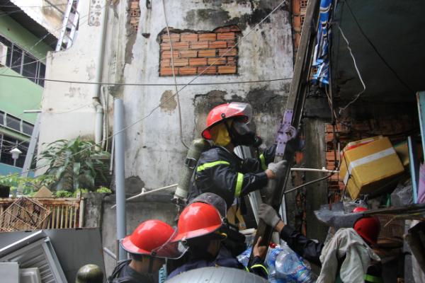 Giải cứu 2 cụ già thoát khỏi đám cháy tại căn nhà trong hẻm sâu - Ảnh 6.