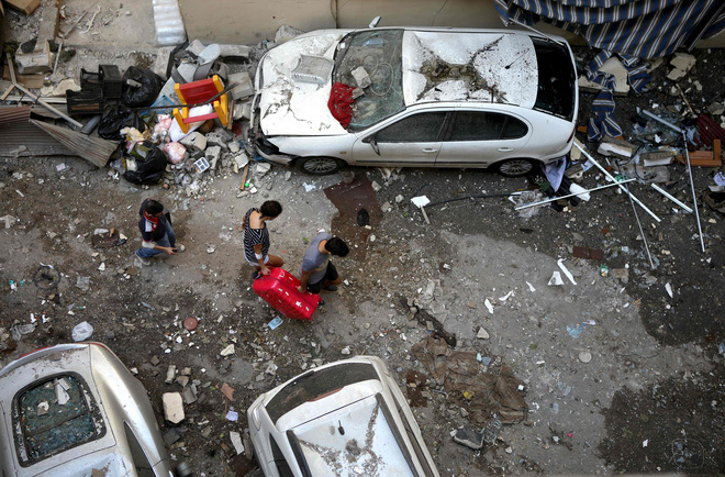 Điều kỳ diệu sau thảm họa: Bé gái 2 tuổi thoát chết thần kỳ sau 24 tiếng bị vùi trong đống đổ nát ở Beirut - Ảnh 5.