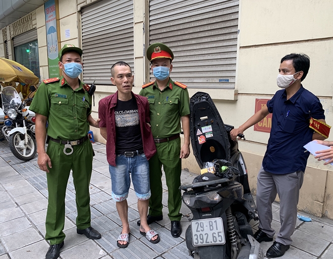 “Sợ rơi ma túy”, con nghiện giấu vào chỗ hiểm vẫn bị phát hiện - Ảnh 3.