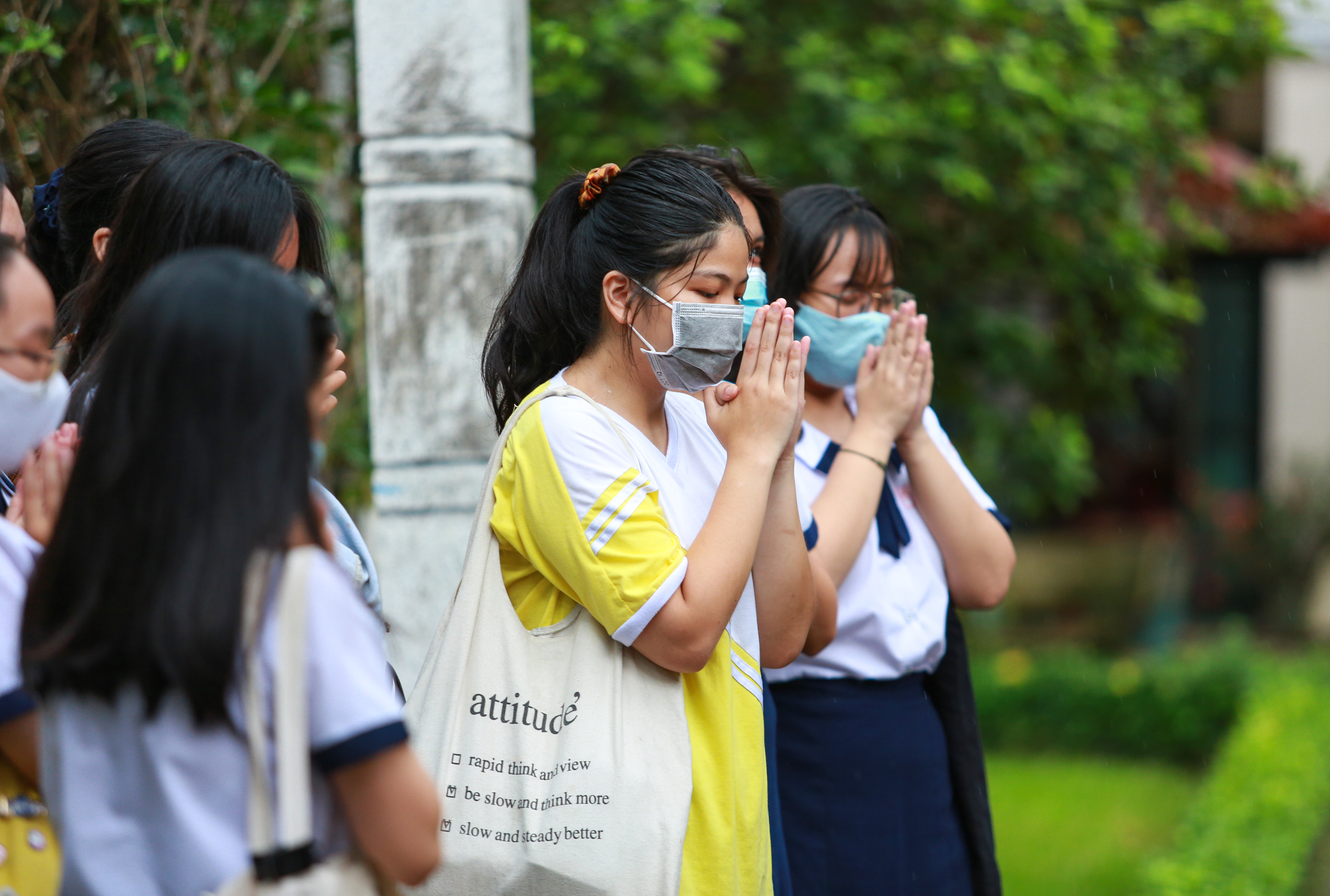 [Ảnh] Sĩ tử ngày làm thủ tục thi tốt nghiệp THPT: Chắp tay trước tượng Lê Quý Đôn để cầu may - Ảnh 11.