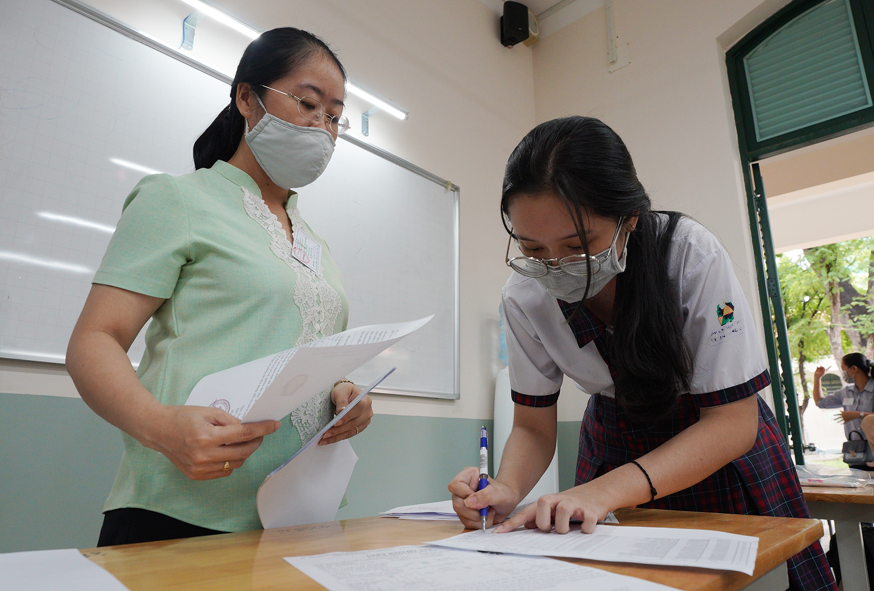 [Ảnh] Sĩ tử ngày làm thủ tục thi tốt nghiệp THPT: Chắp tay trước tượng Lê Quý Đôn để cầu may - Ảnh 4.