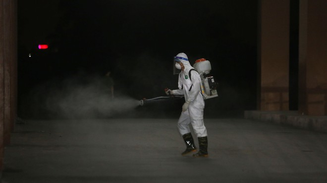 Sáng nay 8/8, Việt Nam thêm 5 ca nhiễm Covid-19; Dựng lều dã chiến, phong tỏa 2 tòa chung cư ở Hà Nội - Ảnh 1. Sáng nay 8/8, Việt Nam thêm 5 ca nhiễm Covid-19; Dựng lều dã chiến, phong tỏa 2 tòa chung cư ở Hà Nội - Ảnh 1.