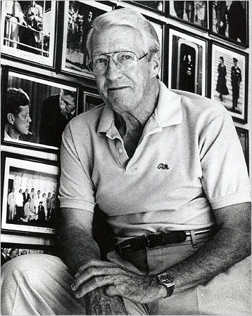 Bức ảnh anh cõng em đã chết trên lưng với gương mặt vô cảm khiến cả thế giới rơi lệ vì câu chuyện bi thương phía sau - Ảnh 1. Bức ảnh anh cõng em đã chết trên lưng với gương mặt vô cảm khiến cả thế giới rơi lệ vì câu chuyện bi thương phía sau - Ảnh 1.