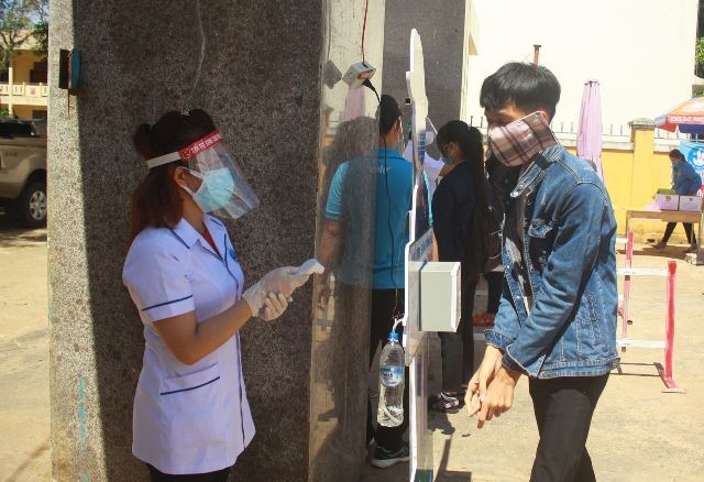 Quảng Ngãi dừng khẩn cấp 1 điểm thi vì liên quan Covid-19; Hà Nội chuyển điểm thi tốt nghiệp THPT vì có giáo viên là F1 - Ảnh 1. Quảng Ngãi dừng khẩn cấp 1 điểm thi vì liên quan Covid-19; Hà Nội chuyển điểm thi tốt nghiệp THPT vì có giáo viên là F1 - Ảnh 1.