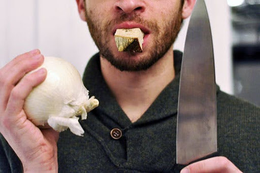 Mẹo thái hành siêu tốc mà không bị bỗng dưng muốn khóc - hóa ra lại đơn giản đến thế! - Ảnh 3. Mẹo thái hành siêu tốc mà không bị bỗng dưng muốn khóc - hóa ra lại đơn giản đến thế! - Ảnh 3.