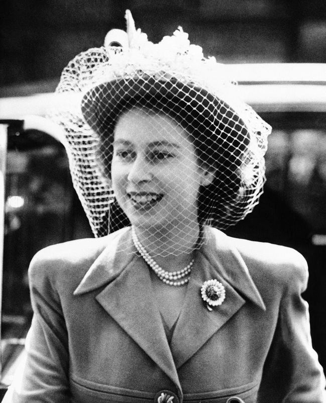 Một loạt ảnh hiếm thời trẻ của Nữ hoàng Anh cho thấy bà đích thực là tuyệt sắc giai nhân với khí chất khó ai sánh bằng - Ảnh 10.
