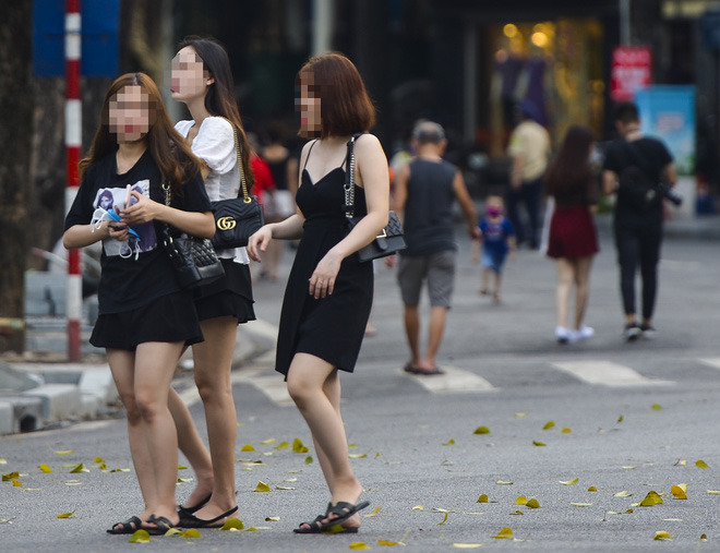 Nhiều người dân Hà Nội thờ ơ trước quyết định xử phạt không đeo khẩu trang nơi công cộng - Ảnh 7.