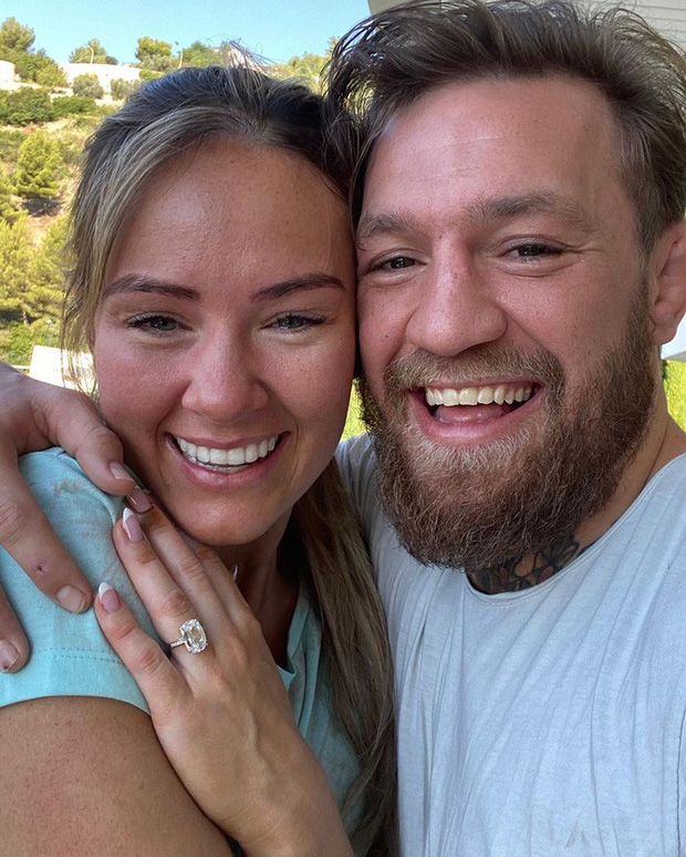 Gã điên Conor McGregor đính hôn với bạn gái Dee Devlin sau 12 năm bên nhau - Ảnh 1.