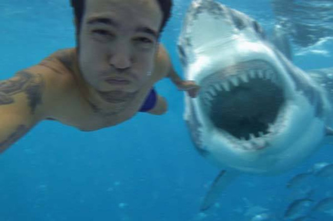 Đi hưởng tuần trăng mật thì đụng độ cá mập, chàng trai tử nạn sau bức ảnh selfie cuối đời, câu chuyện đầy bi thương nhưng sự thật là gì? - Ảnh 1.