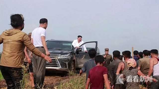 Hình ảnh ông Kim Jong-un lái xe SUV lần đầu được công bố: Ngồi ghế lái ra chỉ thị - Ảnh 1.