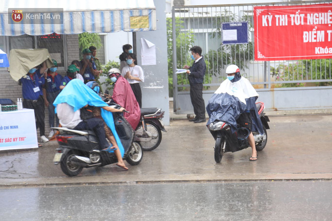 Trời bất ngờ đổ mưa lớn, sĩ tử TPHCM hốt hoảng; Hưng Yên dùng xe đặc chủng của công an vận chuyển bài thi - Ảnh 1.