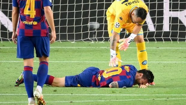 Cận cảnh tình huống Messi liều lĩnh khiến cả thế giới sợ hãi: Bị đá bay chân trụ vì thò chân ngăn đối thủ phá bóng - Ảnh 2.