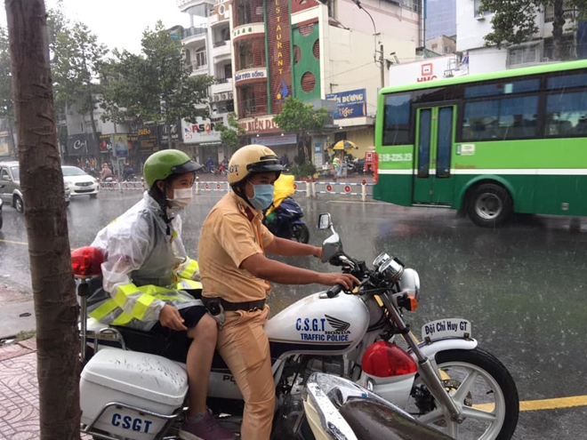 CSGT nhường áo mưa cho thí sinh khiến nhiều người cảm động - Ảnh 2.