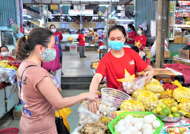 Chùm ảnh dễ thương trong tâm dịch Covid-19: 1.500 tiểu thương đồng loạt mặc áo “Đà Nẵng ơi, cố lên! và thả tim cho các y bác sĩ - Ảnh 14.