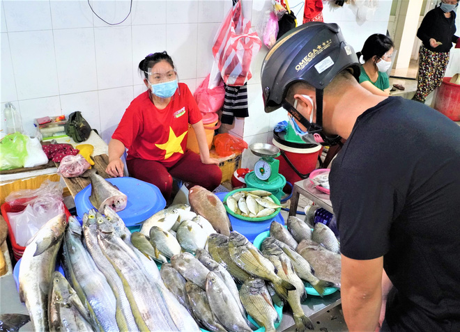 Chùm ảnh dễ thương trong tâm dịch Covid-19: 1.500 tiểu thương đồng loạt mặc áo “Đà Nẵng ơi, cố lên! và thả tim cho các y bác sĩ - Ảnh 15.