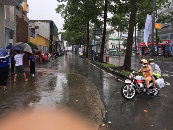 CSGT nhường áo mưa cho thí sinh khiến nhiều người cảm động - Ảnh 3.