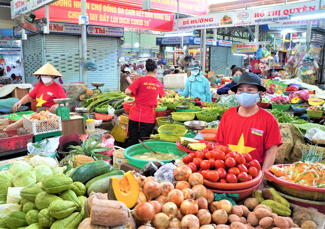 Chùm ảnh dễ thương trong tâm dịch Covid-19: 1.500 tiểu thương đồng loạt mặc áo “Đà Nẵng ơi, cố lên! và thả tim cho các y bác sĩ - Ảnh 4.