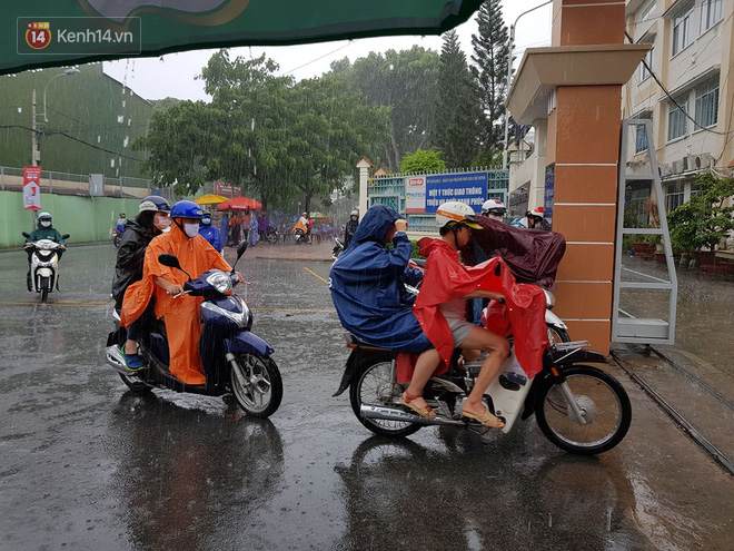 Trời bất ngờ đổ mưa lớn, sĩ tử TPHCM hốt hoảng; Hưng Yên dùng xe đặc chủng của công an vận chuyển bài thi - Ảnh 4.