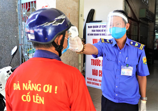 Chùm ảnh dễ thương trong tâm dịch Covid-19: 1.500 tiểu thương đồng loạt mặc áo “Đà Nẵng ơi, cố lên! và thả tim cho các y bác sĩ - Ảnh 5.