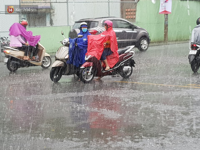Trời bất ngờ đổ mưa lớn, sĩ tử TPHCM hốt hoảng; Hưng Yên dùng xe đặc chủng của công an vận chuyển bài thi - Ảnh 6.