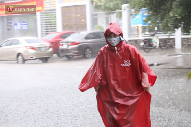 Trời bất ngờ đổ mưa lớn, sĩ tử TPHCM hốt hoảng; Hưng Yên dùng xe đặc chủng của công an vận chuyển bài thi - Ảnh 7.