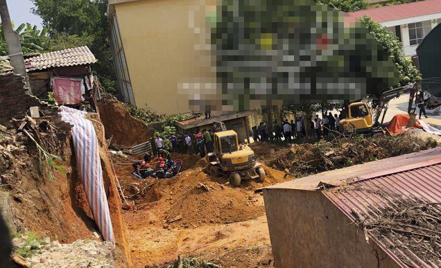 Hiện trường vụ sạt lở đất ở Phú Thọ khiến ít nhất 4 người tử vong - Ảnh 1.