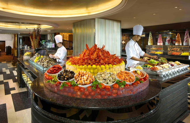 Vì sao các nhà hàng buffet vẫn sống tốt dù thực khách ăn thùng uống chậu? - Ảnh 1.