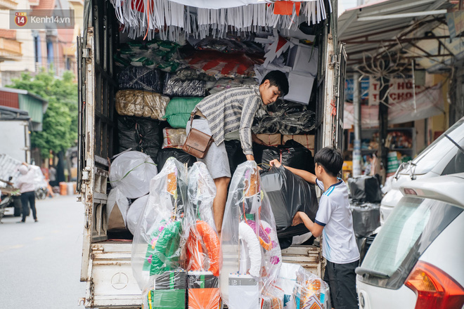 Khẩu trang y tế, kính chắn giọt bắn xuất hiện nhiều ở thủ phủ vàng mã trong tháng cô hồn - Ảnh 13.