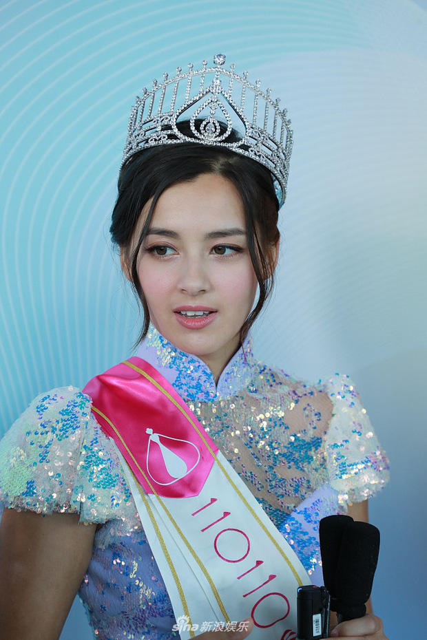 Tranh cãi khoảnh khắc tân Hoa hậu Hong Kong chiều cao hạn chế, lọt thỏm giữa dàn Á hậu trong sự kiện ra mắt đầu tiên - Ảnh 4.