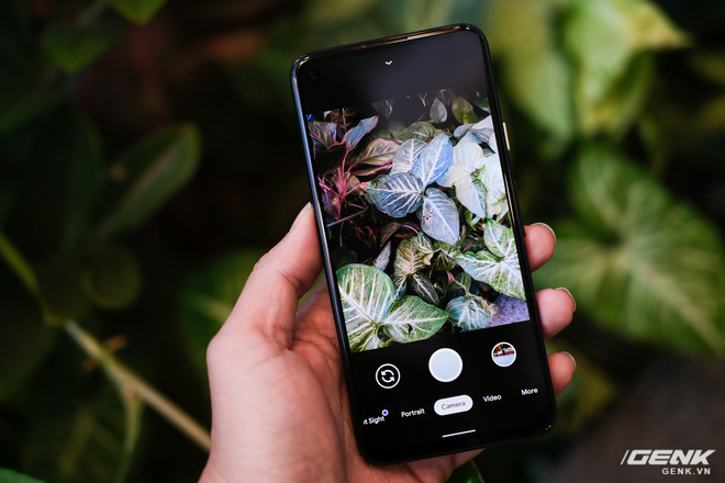 Trên tay Google Pixel 4a: Gọn nhẹ, chỉ 1 camera sau, sản xuất tại Việt Nam, giá gần 10 triệu đồng - Ảnh 13.