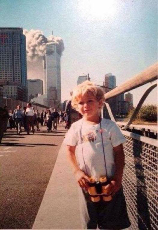 Câu chuyện cậu bé đứng chụp ảnh điềm tĩnh, đằng sau là tòa tháp bốc cháy trong thảm kịch 11/9 gây ra nhiều tranh luận - Ảnh 1.