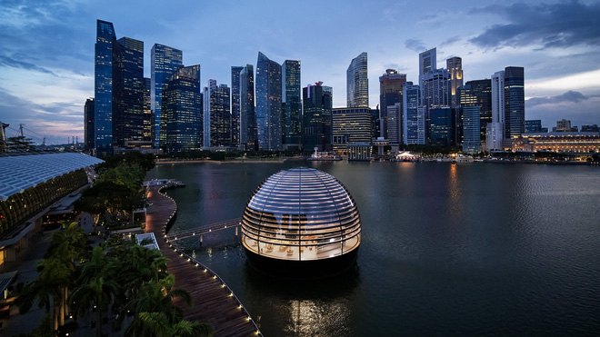 Tham quan Apple Store hình cầu nổi trên mặt nước vừa mới được khai trương tại Singapore - Ảnh 1.