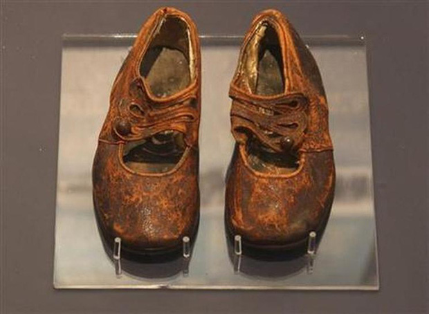 Danh tính của em bé vô danh trong vụ chìm tàu Titanic được hé lộ nhờ chiếc giày nhỏ trong viện bảo tàng sau gần 100 năm - Ảnh 2.