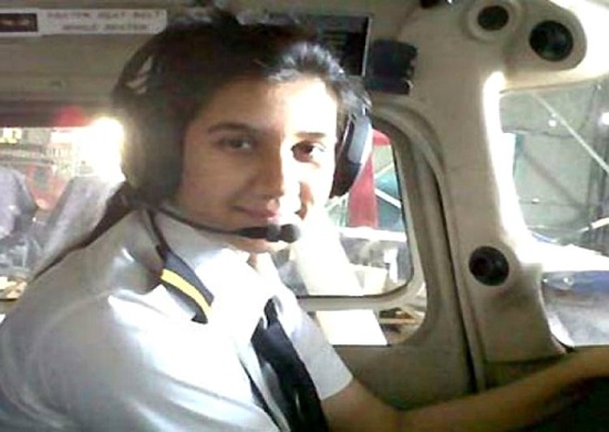 Ngoại hình xinh đẹp của nữ phi công trẻ nhất Ấn Độ, từng có bằng lái năm 16 tuổi - Ảnh 3.