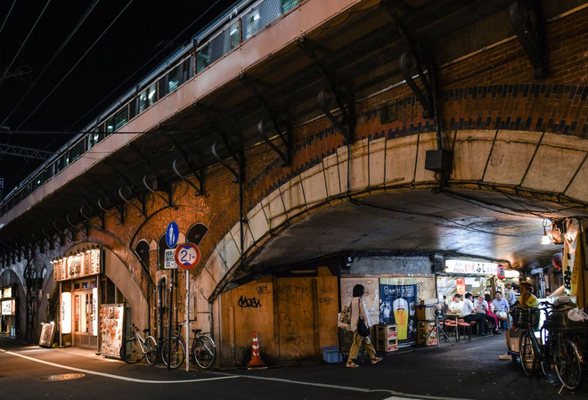 Tấc đất tấc vàng, Tokyo xây dựng cuộc sống tấp nập dưới những đường ray xe lửa, mở ra bài học cho phần còn lại của thế giới  - Ảnh 3.