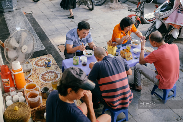 Quán phở sáng của ông chủ kỹ tính bậc nhất phố cổ Hà Nội: Dao thái thịt đố ai được động vào, vợ bán chung gần 30 năm vẫn không được đứng bếp! - Ảnh 8.