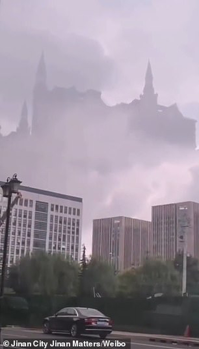 Tòa lâu đài Hogwarts nổi tiếng bất ngờ xuất hiện giữa trời, mờ ảo sau màn mây khiến dân mạng được phen xôn xao - Ảnh 3.