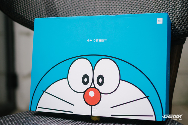 Mở hộp smartphone Doraemon giá gần 10 triệu đồng của Xiaomi - Ảnh 1.