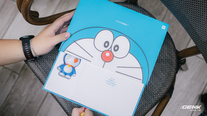 Mở hộp smartphone Doraemon giá gần 10 triệu đồng của Xiaomi - Ảnh 2.