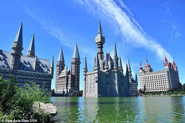 Tòa lâu đài Hogwarts nổi tiếng bất ngờ xuất hiện giữa trời, mờ ảo sau màn mây khiến dân mạng được phen xôn xao - Ảnh 4.
