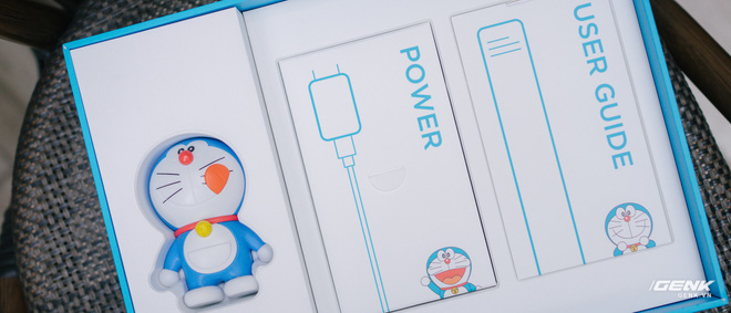 Mở hộp smartphone Doraemon giá gần 10 triệu đồng của Xiaomi - Ảnh 4.