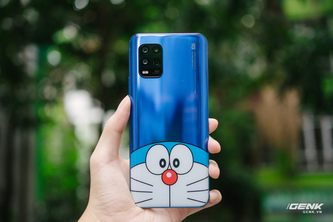 Mở hộp smartphone Doraemon giá gần 10 triệu đồng của Xiaomi - Ảnh 6.