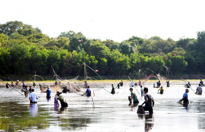 Hàng trăm người thi nhau lội bùn bắt cá trong lễ hội phá trằm  - Ảnh 10.