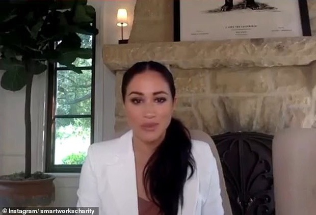 Meghan Markle tái xuất với gương mặt khác lạ nhưng mọi sự chú ý lại đổ dồn vào bức ảnh ngay phía sau lưng - Ảnh 2.