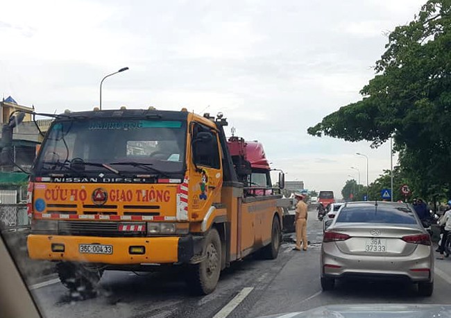 Tránh thương vong, tài xế xe tải đánh lái đâm nát dải phân cách - Ảnh 3.