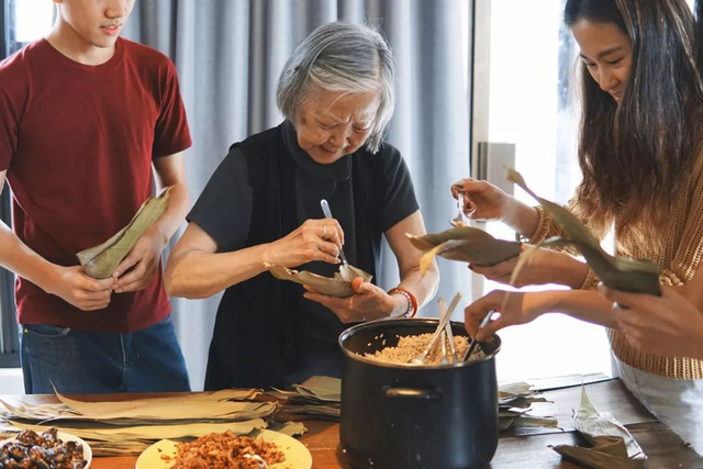 Muốn sống vui vẻ cùng nhau, 22 người bạn cùng thuê nhà trọ cũ, cải tạo lại và có cả phòng triển lãm - Ảnh 9.